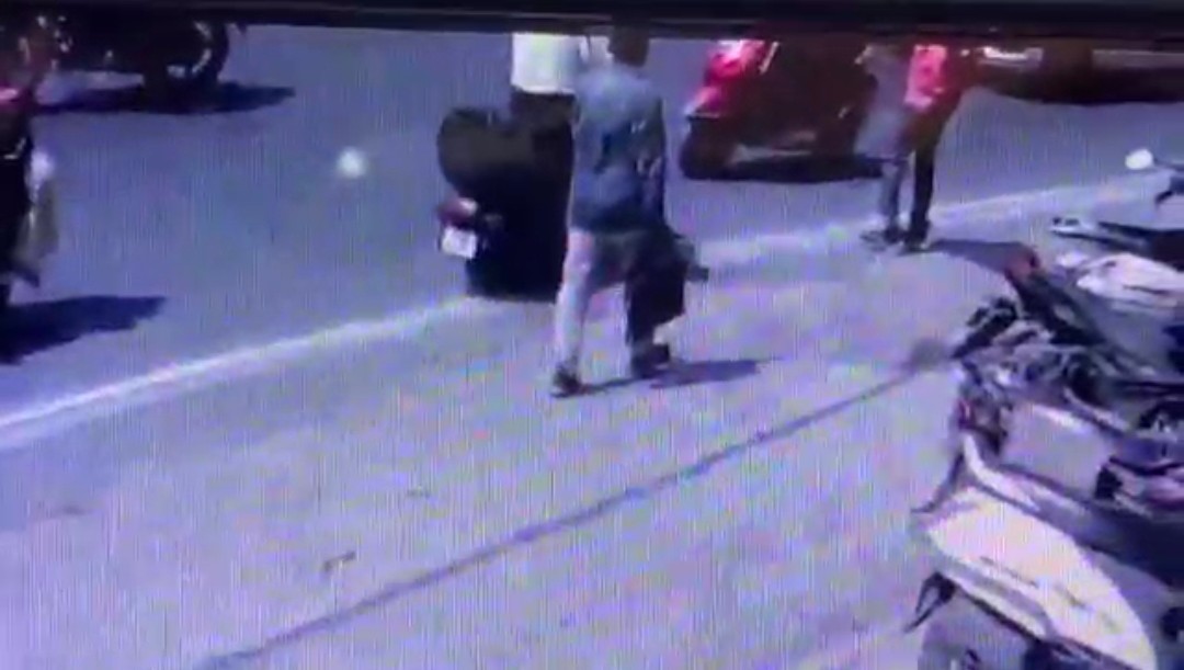 Dehradun Crime-Thieves flew away with a bag of five lakhs by breaking the glass of the car in broad daylight