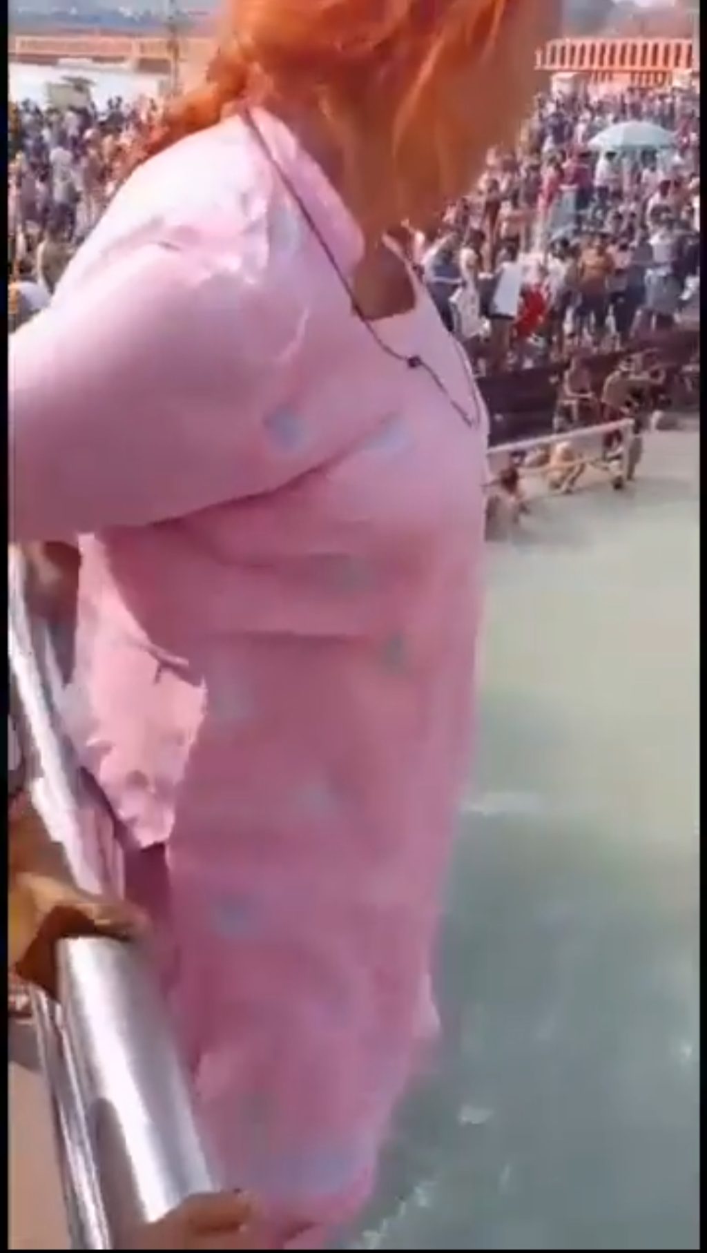 Viral video old lady jump on ganga from higher bridge