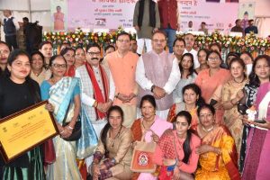 Cm dhami awarded lakhpati didi at dehradun