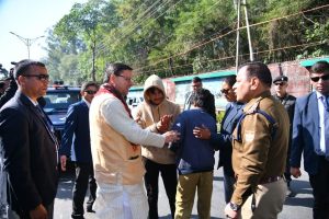 cm Dhami stop his fleet and help two injured young men