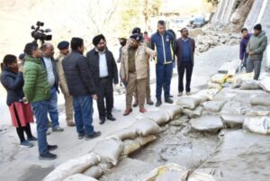 Chief secretary and DGP visited joshimath review relief work