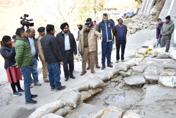 Chief secretary and DGP visited joshimath review relief work