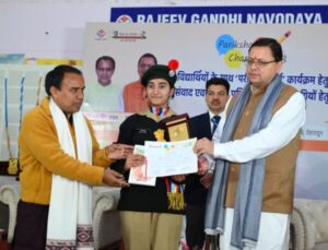 Cm Dhami discussed with students on examination in Dun