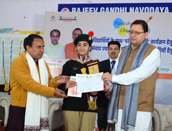 Cm Dhami discussed with students on examination in Dun