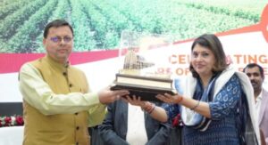 Apple producers awarded by Cm Pushkar Singh Dhami in uttrakhand 