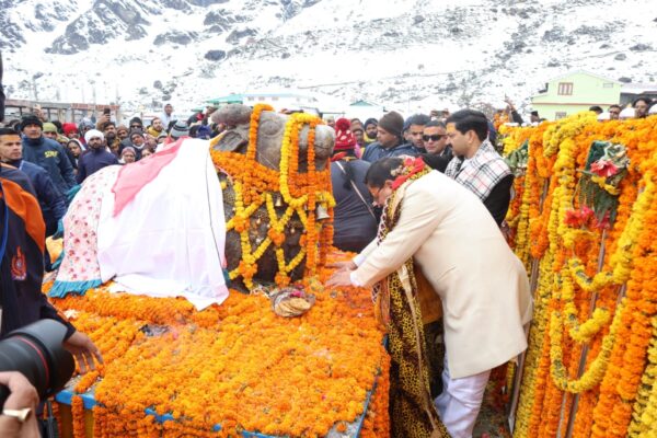 Cm Dhami performed first worship in kedarnath with the name of Pm Modi