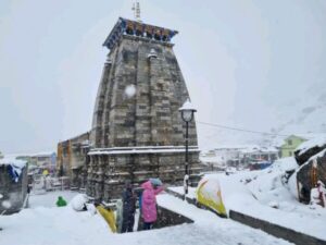 Heay snowfall in Kedarnath Dham, alert for pilgrimage yatra stopped