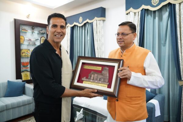 Film star Akshay Kumar visited baba Kedarnath and cm Dhami 