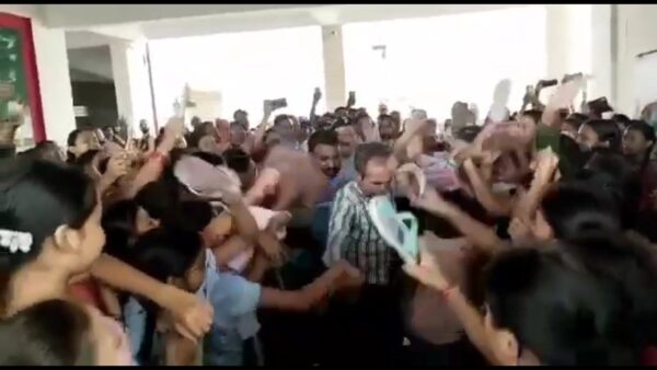 Girls beat telor in school after alleged of Molestation