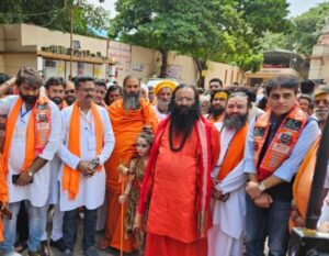 shobhayatra-started-by-ravindra-puri-maharaj-in-surat-gujarat