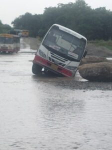 Passengers bus got stuck in kotawali river Haridwar police rescue 22 peoples life