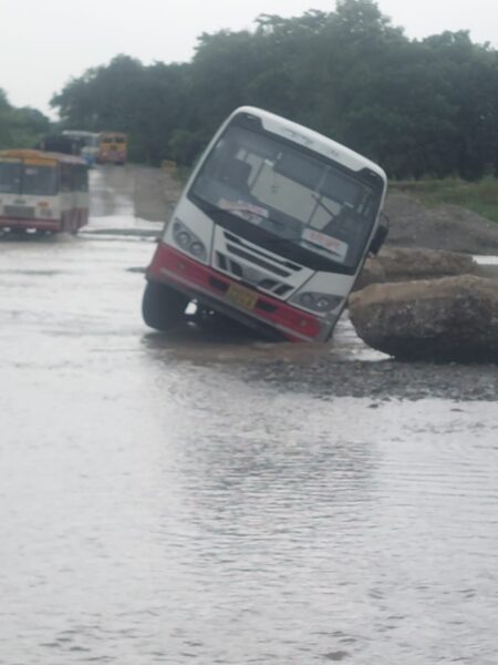 Passengers bus got stuck in kotawali river Haridwar police rescue 22 peoples life