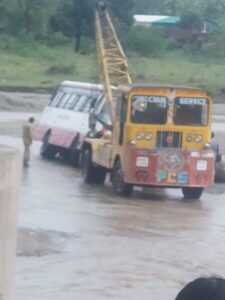 Passengers bus got stuck in kotawali river Haridwar police rescue 22 peoples life