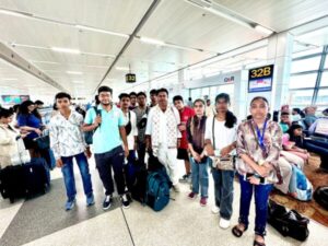 MLA Umesh Kumar on mumbai tour with topper students