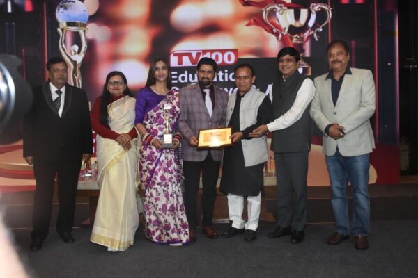 Kunti Naman Pharmacy got best pharmacy college award