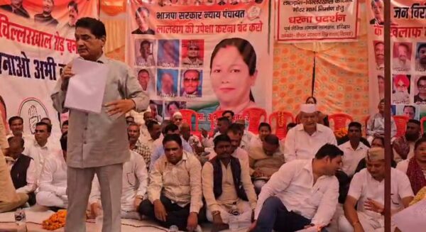 Congres agitated on Laldhang Chillarkhal motar marg in Laldhang