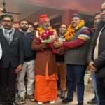 Swami Yatishwranand का आशीर्वाद लेने पहुंचे नवनियुक्त प्रदेश उपाध्यक्ष विक्रम भुल्लर