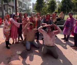 Women enjoyed Holi with dance on filmy song