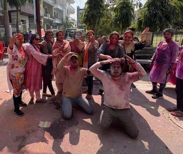 Women enjoyed Holi with dance on filmy song