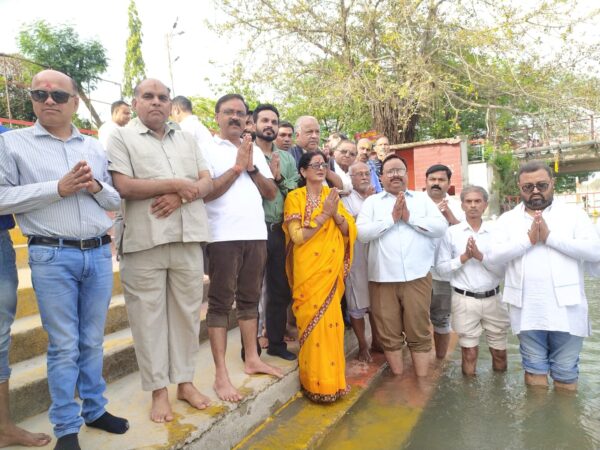 Sonia Gandhi health update congressmen workship ganga